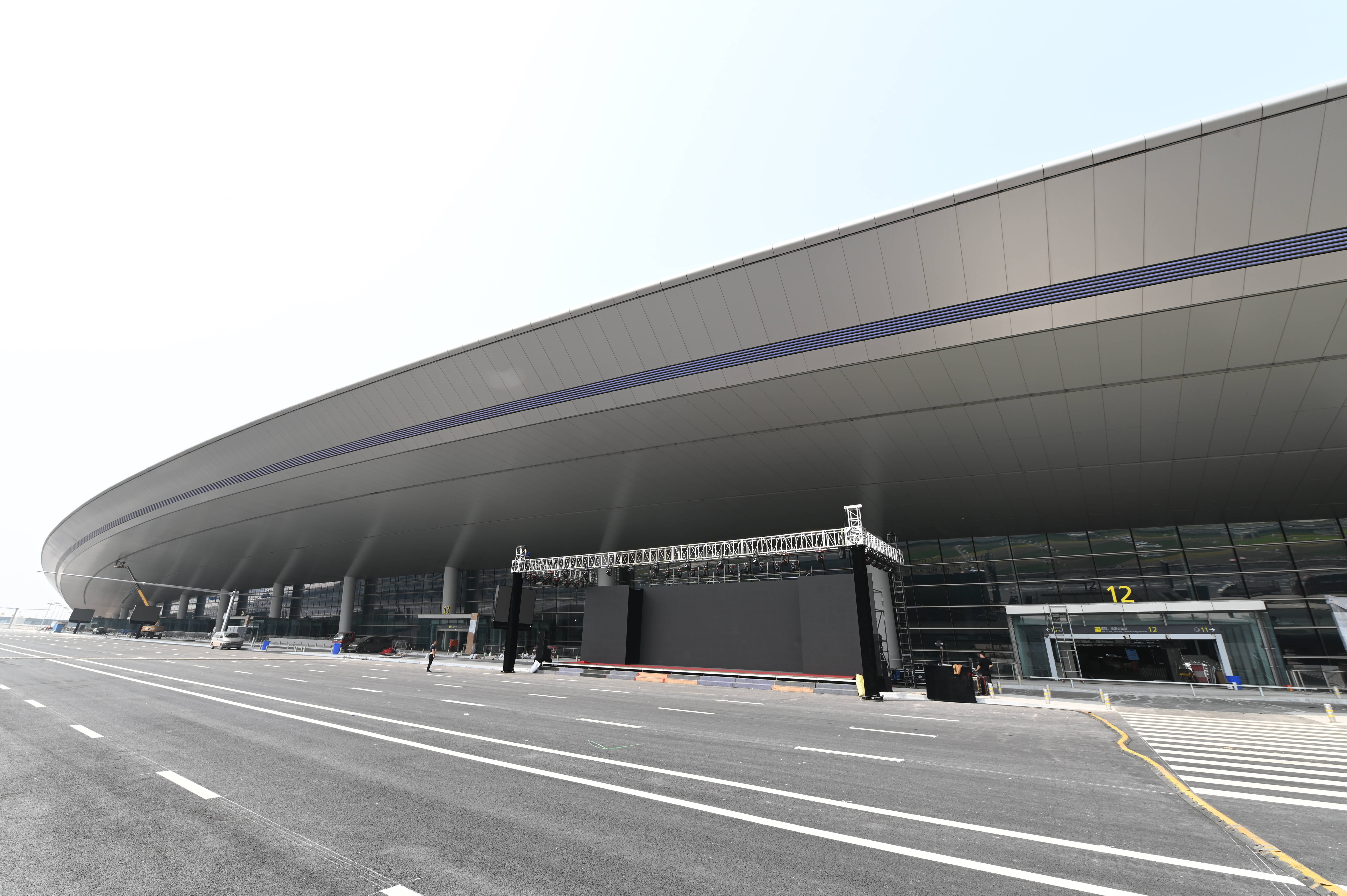 "天府国际机场拥有多种交通方式,t1,t2航站楼中间还建有综合交通换乘
