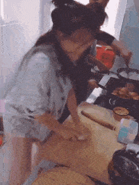 爆笑gif图:这是哪里来的机器人,看得后面的店员站起来