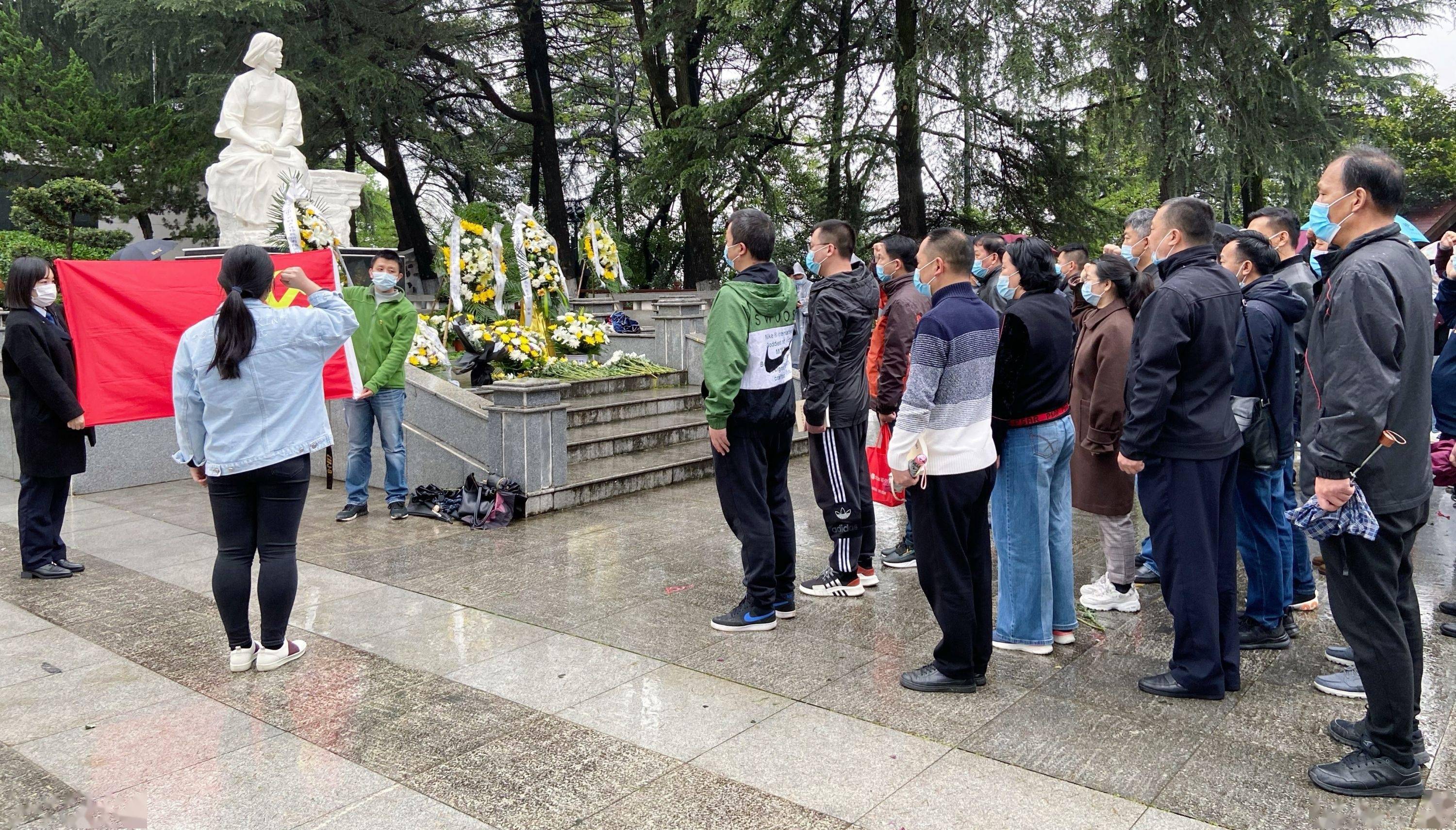 在雨中,这群党员城管祭扫向警予烈士陵园