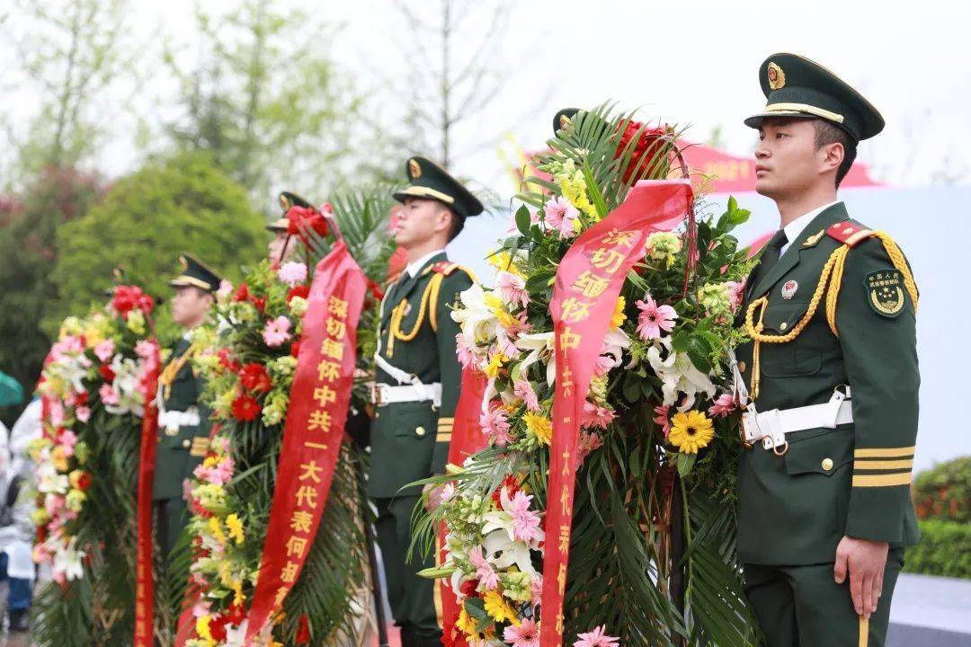 向何叔衡烈士纪念碑敬献花篮并整理绶带.图片来源:宁乡市融媒体中心