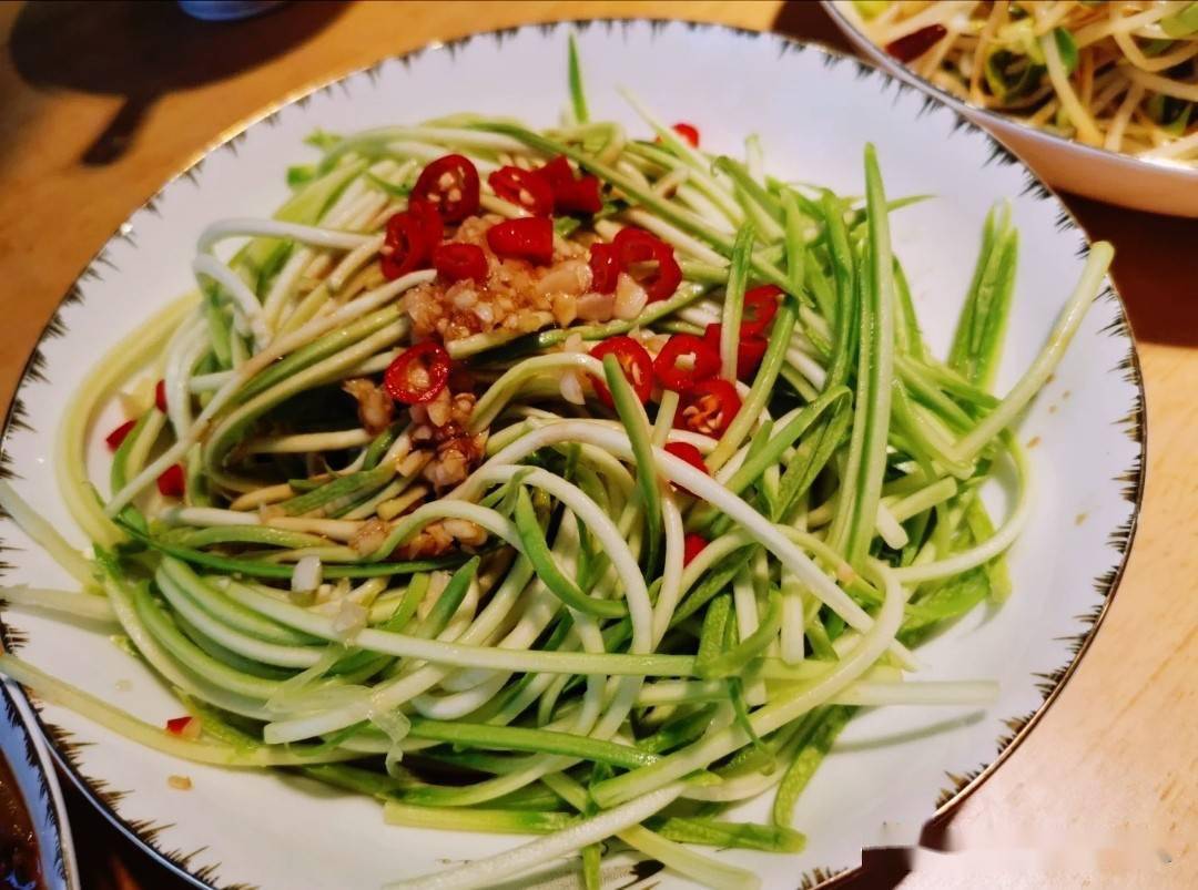 美食凉拌菜推荐:牛肉酱拌凉粉,凉拌手撕蒜薹,凉拌西葫芦