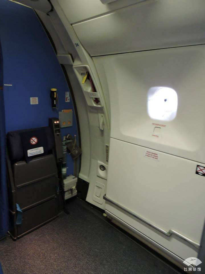 md-11的机舱门是电动的,向上开早年向上开的飞机舱门好像不少.