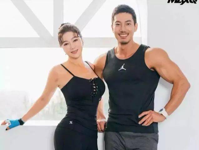 64岁年龄30岁身材,与儿子合照秒变