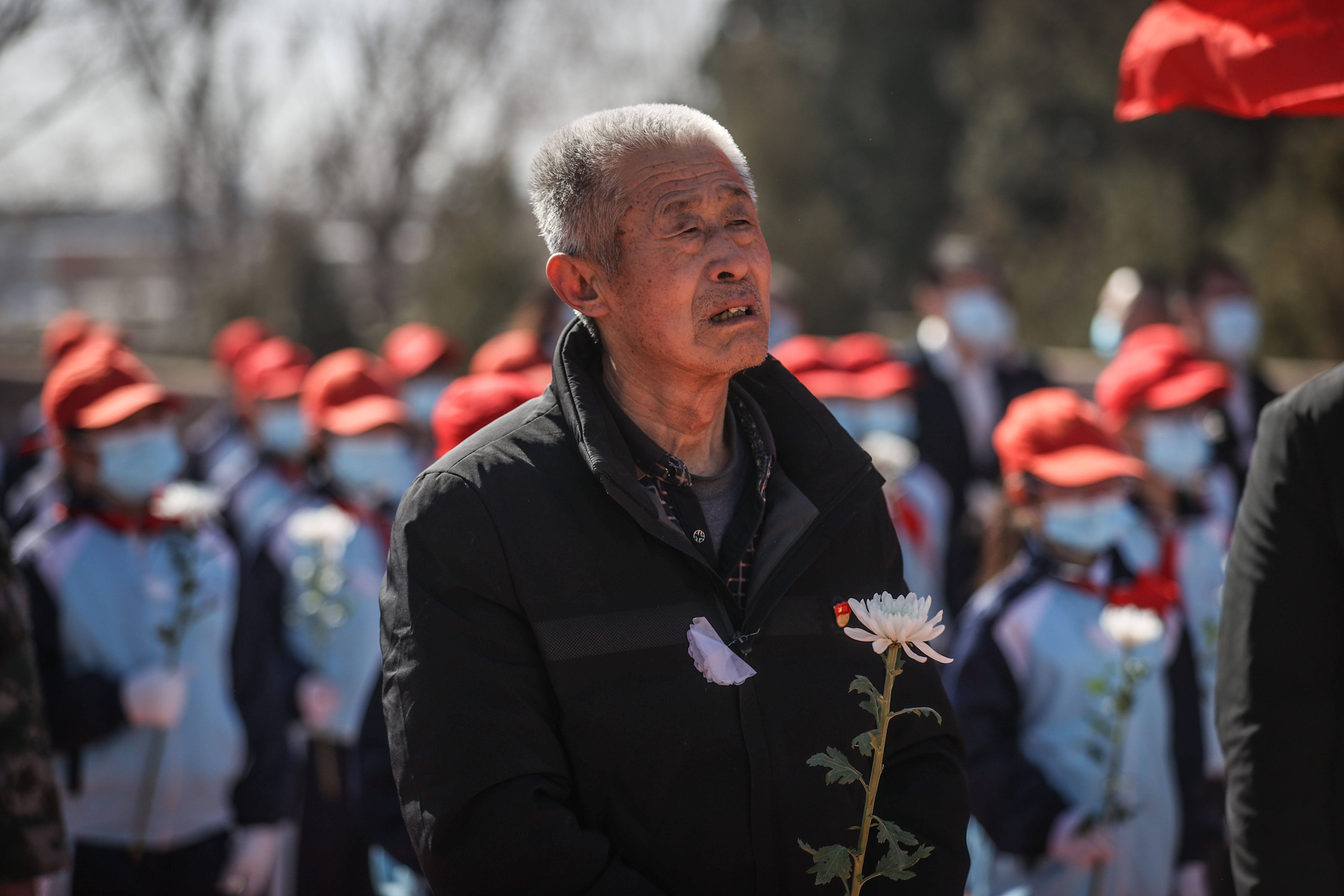 3月29日,张德东在辽宁省锦州市黑山县小东镇烈士陵园内参加革命烈士