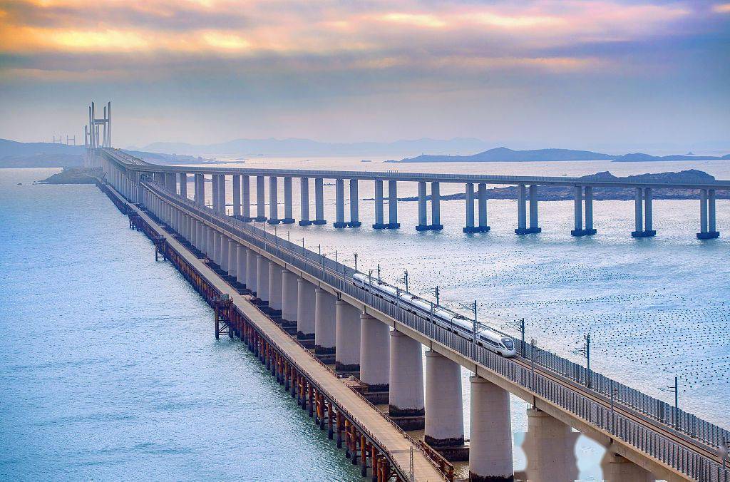 福建平潭海峡公铁大桥是中国第一座公铁两用跨海峡大桥,堪称"超级大桥