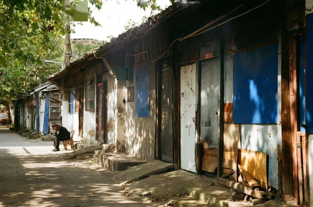 秀水街的形成与宁波建成几乎同步,曾有"地近文魁连秀水"的美誉,也有人