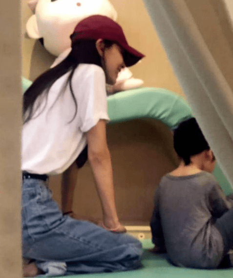 杨颖带小海绵踏青母子俩手牵手背影吸睛和黄晓明再次秀恩爱
