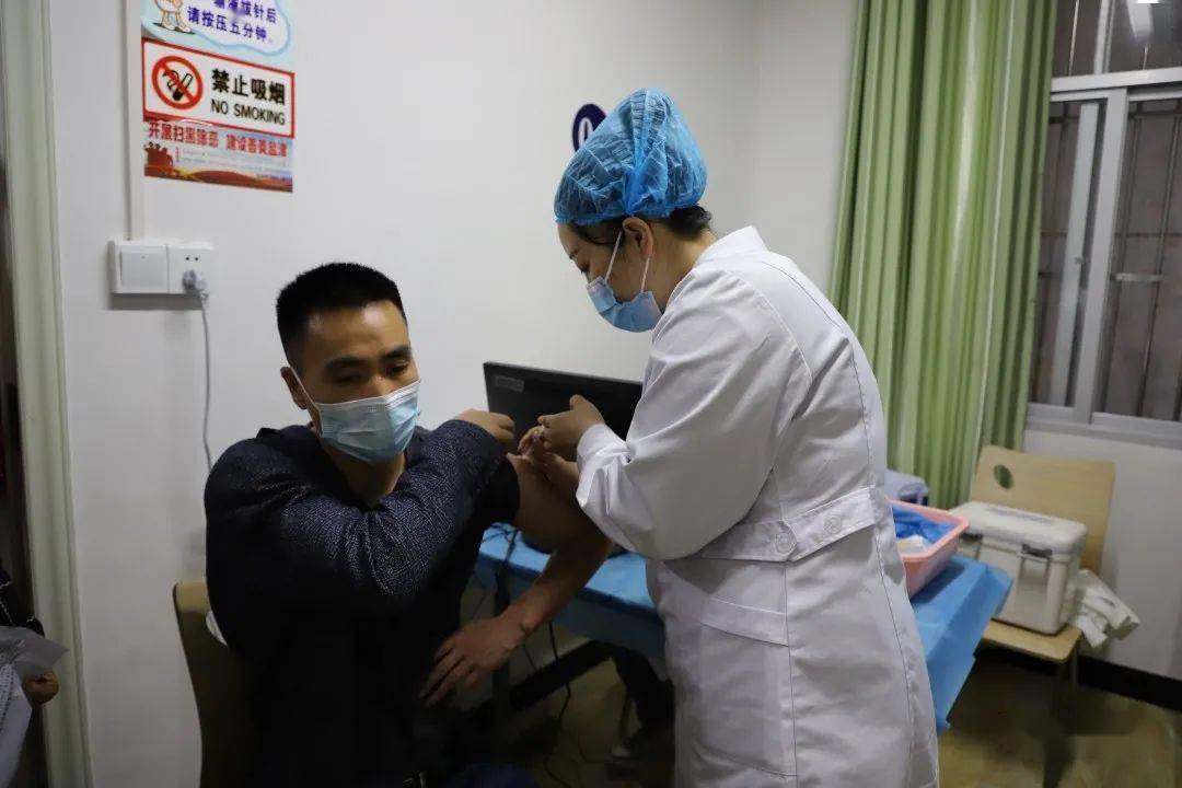 盐津县科级以上领导干部积极参与新冠疫苗接种
