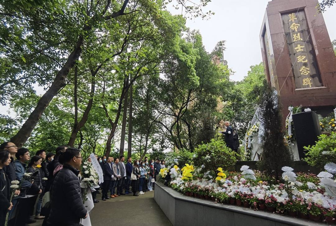 魂"党史学习教育集中祭扫活动,1000余名党员分批次走进璧山烈士陵园