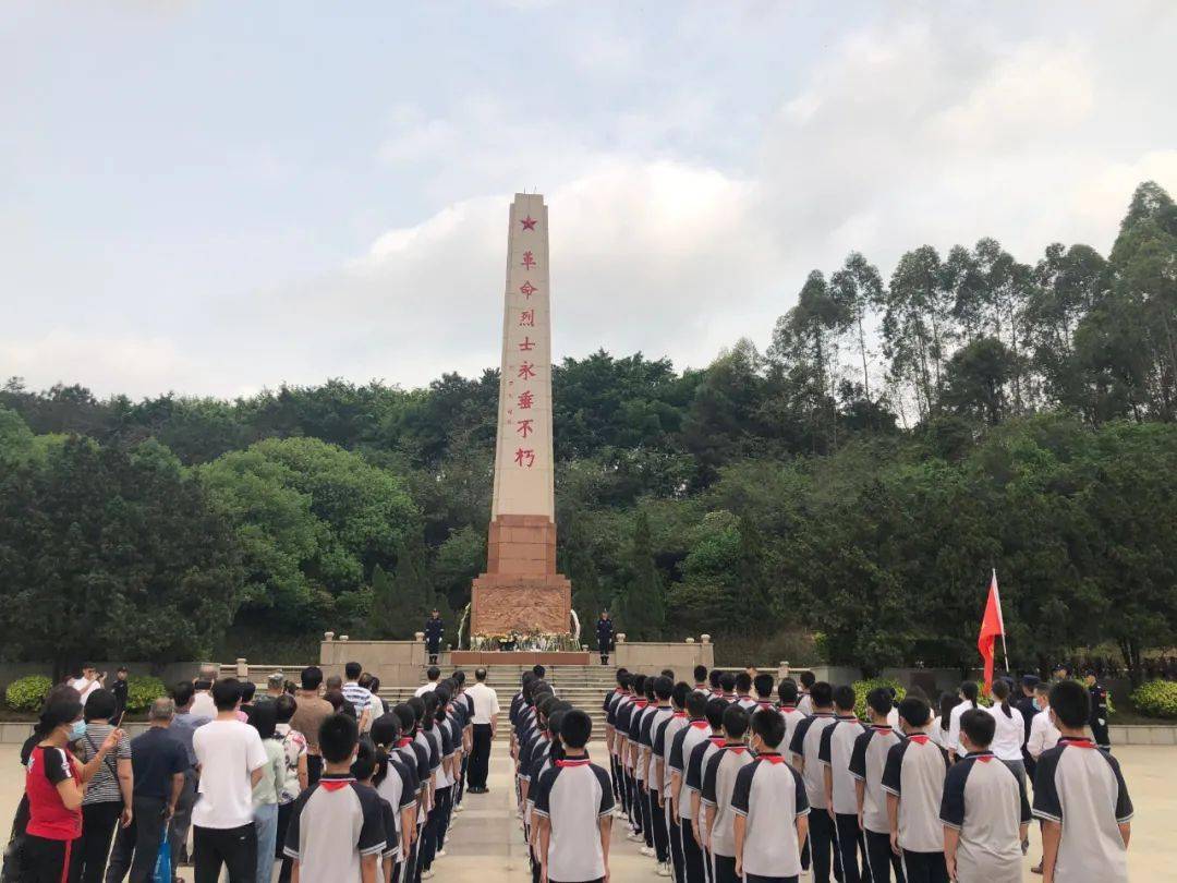 三水冠华小学等在邓培铜像前进行祭扫活动区文明办相关负责人介绍