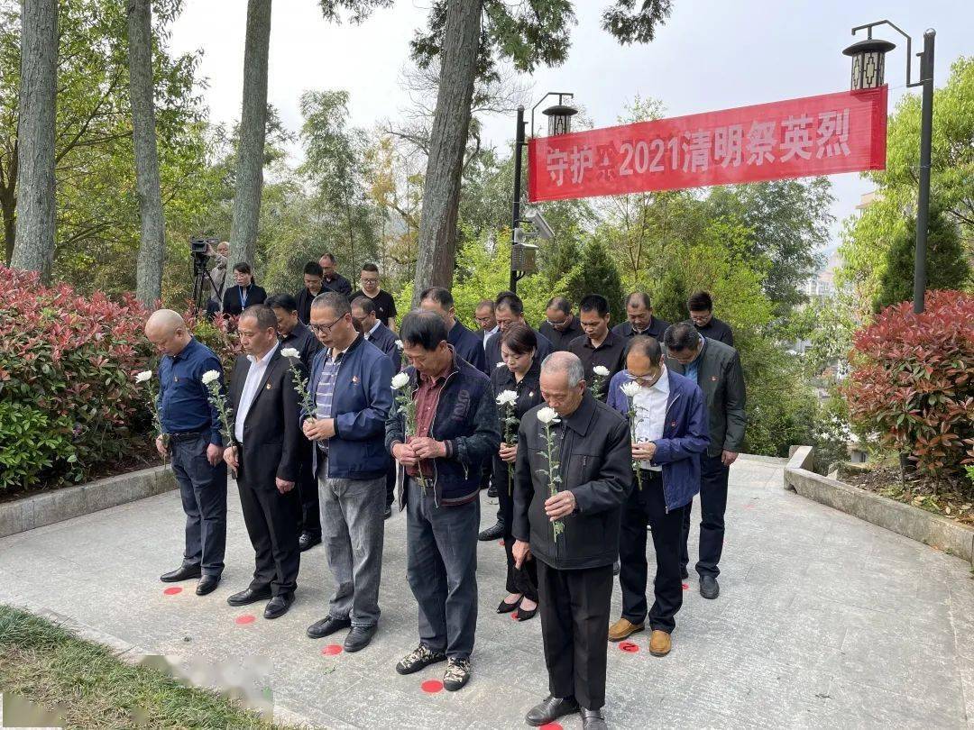 为陈祥榕烈士,来到安葬陈祥榕烈士的屏南县烈士陵园附近学校师生,社会