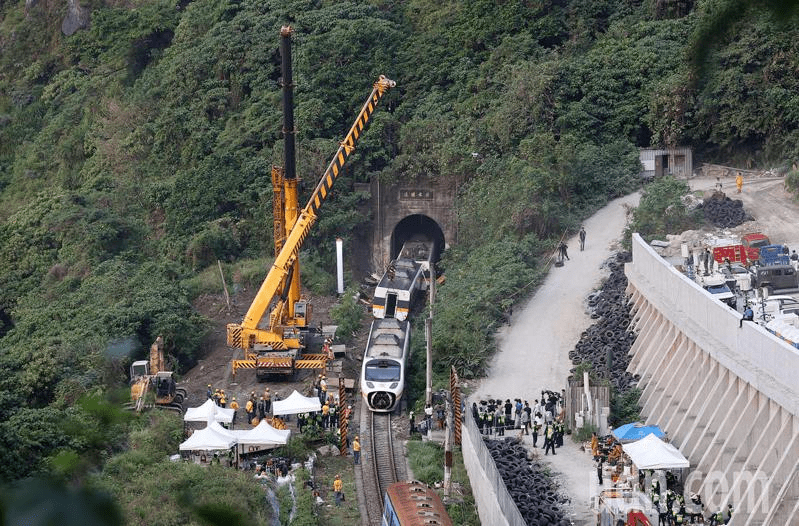 图自台湾联合新闻网4月2日,载着496名乘客的台铁"太鲁阁号"408次列车