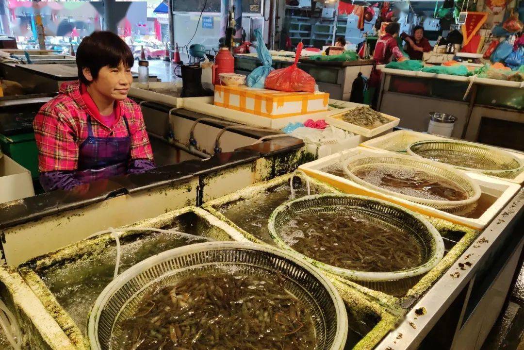 记者走访各农贸市场,发现网友吐槽基本属实, 今年水产价格同往年同期