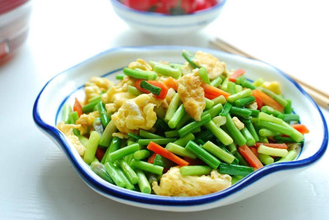 【蒜薹炒鸡蛋【食材:蒜薹1把,鸡蛋2个,胡萝卜小半个,食用