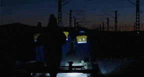 质检员每一步的长度 她们要一边踩着轨枕行进 一边对轨道