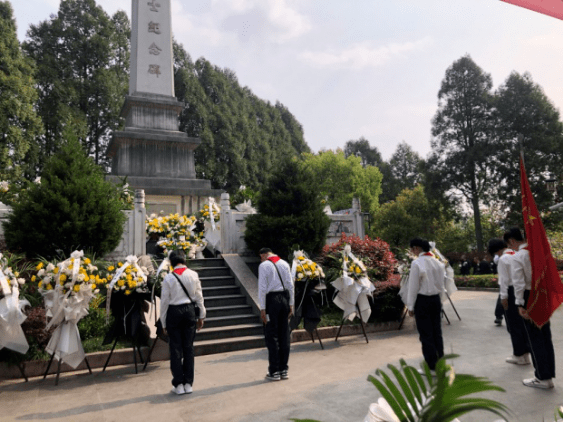 青山有幸埋忠骨,步入屏南革命烈士陵园,开展清明节祭扫活动.