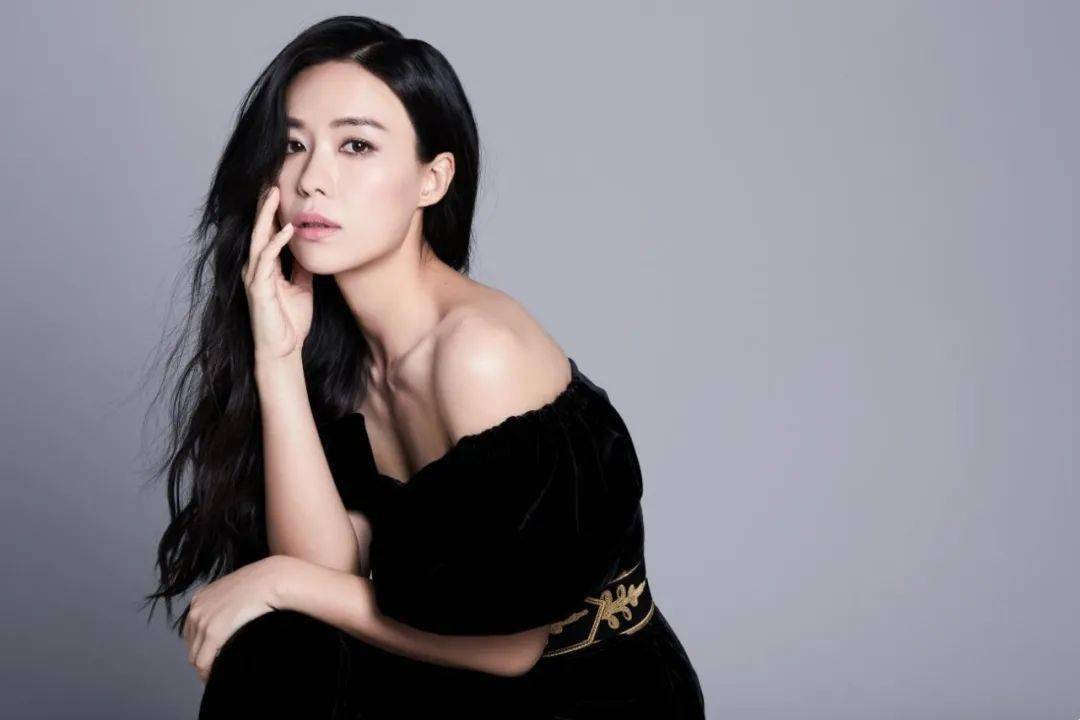 何盈莹毕业于新加坡国立大学,曾获得"新加坡红星大奖2019最佳女配角