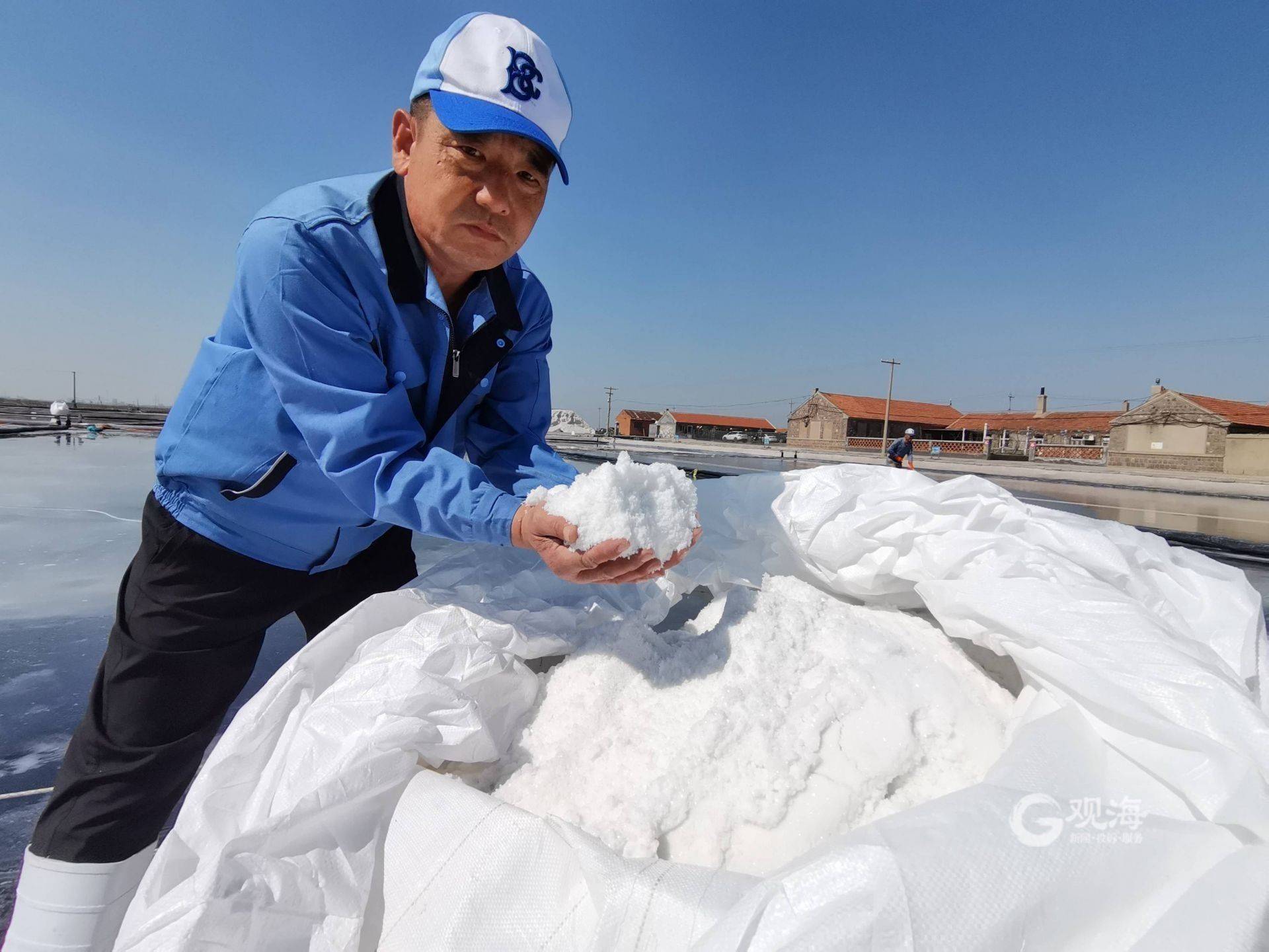 如今,作为青岛东风盐场最后千亩盐田的负责人之一,徐奎鹏基本上全年吃