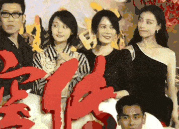 后来甚至在《青春斗》的发布会现场打自己耳光,吓得旁边的陈小纭表情