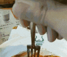 搞笑gif妹子一袭白衣伸美腿仙气飘飘真的好美