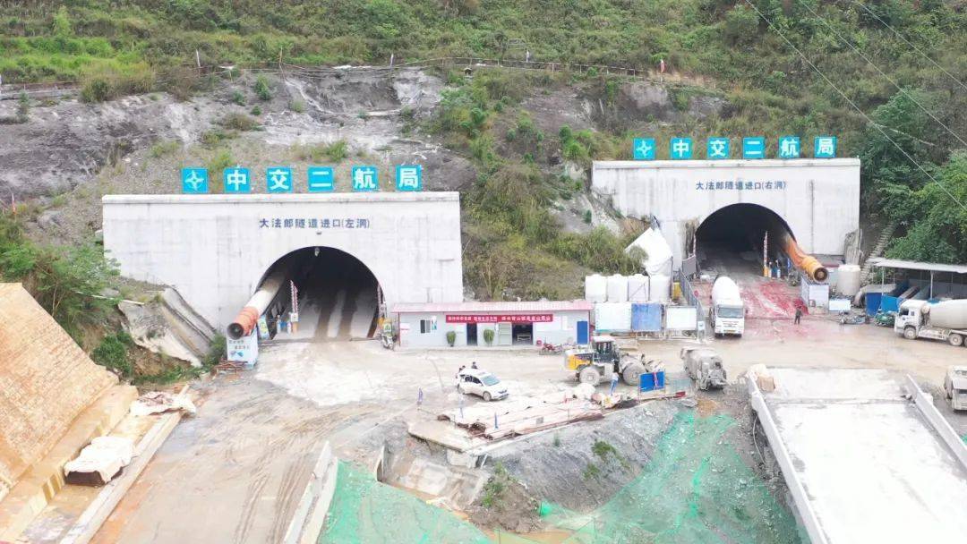 4月9日,由中建七局承建的华丽高速营盘山隧道出口段顺利与2#斜井贯通