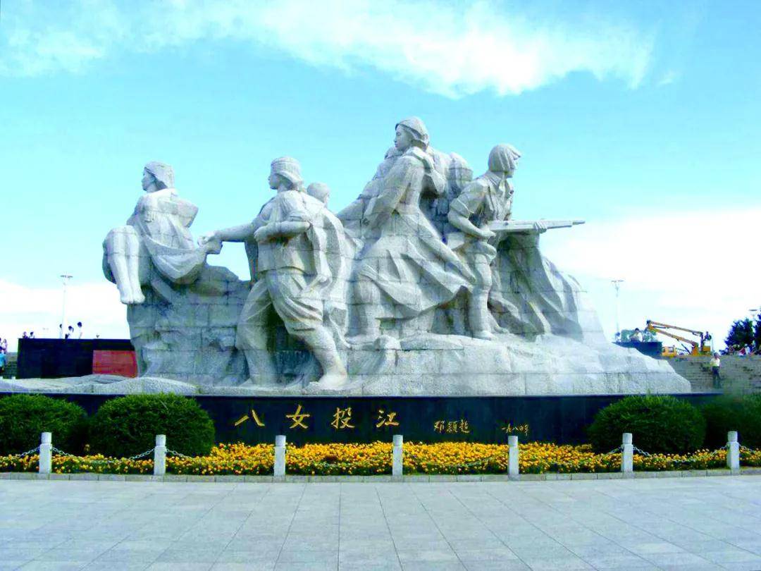 靖宇公园 承载着杨靖宇将军的 在八女投江殉难地 看着雄伟的纪念碑 被