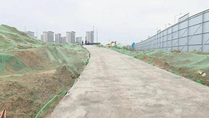 东投状元府工地整改后,施工道路已经水泥硬化,裸土覆盖防尘网.