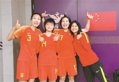 中国女足阵中4名广东球员(从左到右)林宇萍,李晴潼,罗桂平,陈巧珠赛后