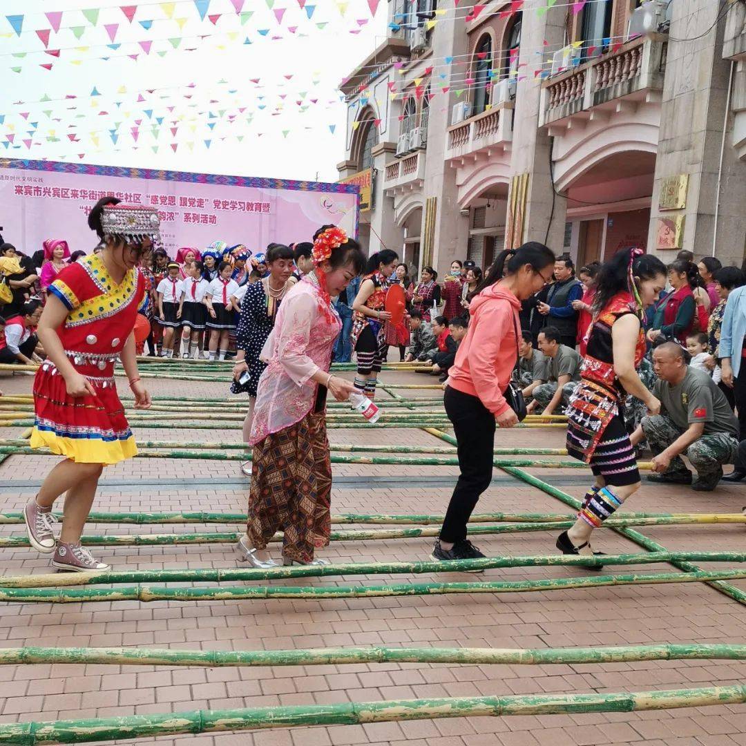 跳竹竿舞,运乒乓球,抛绣球,板鞋运动,盲人敲鼓…活动现场气氛热烈