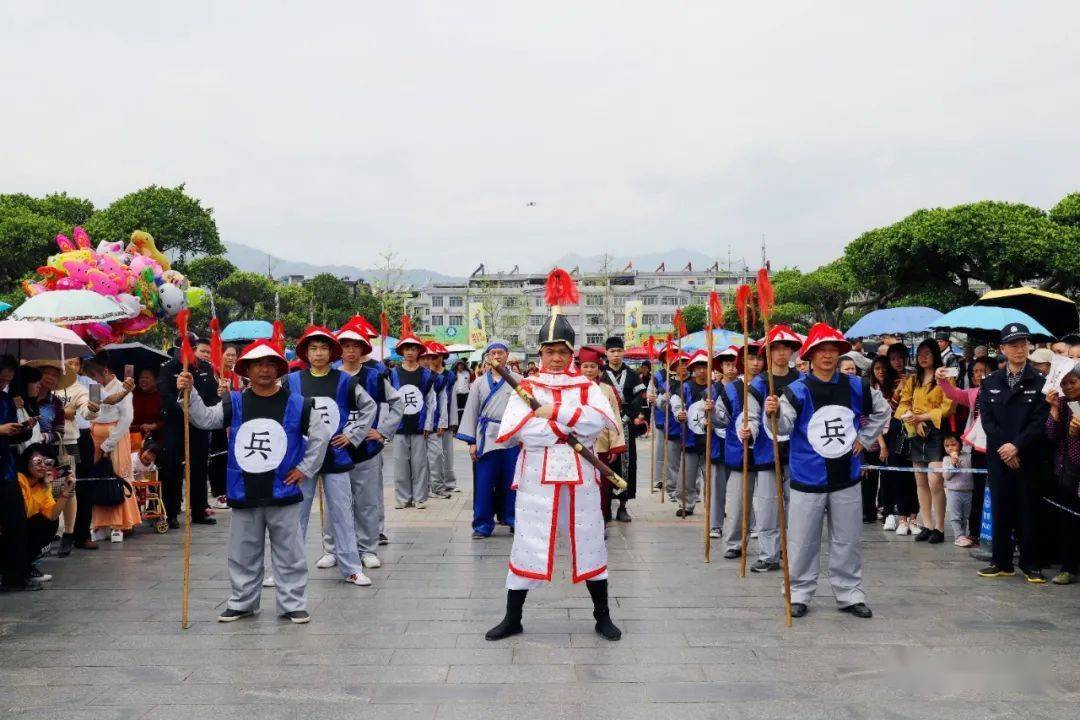 4月14日11:30-13:30 地点:古榕树下 内容:以"三月三"为主题进行山歌