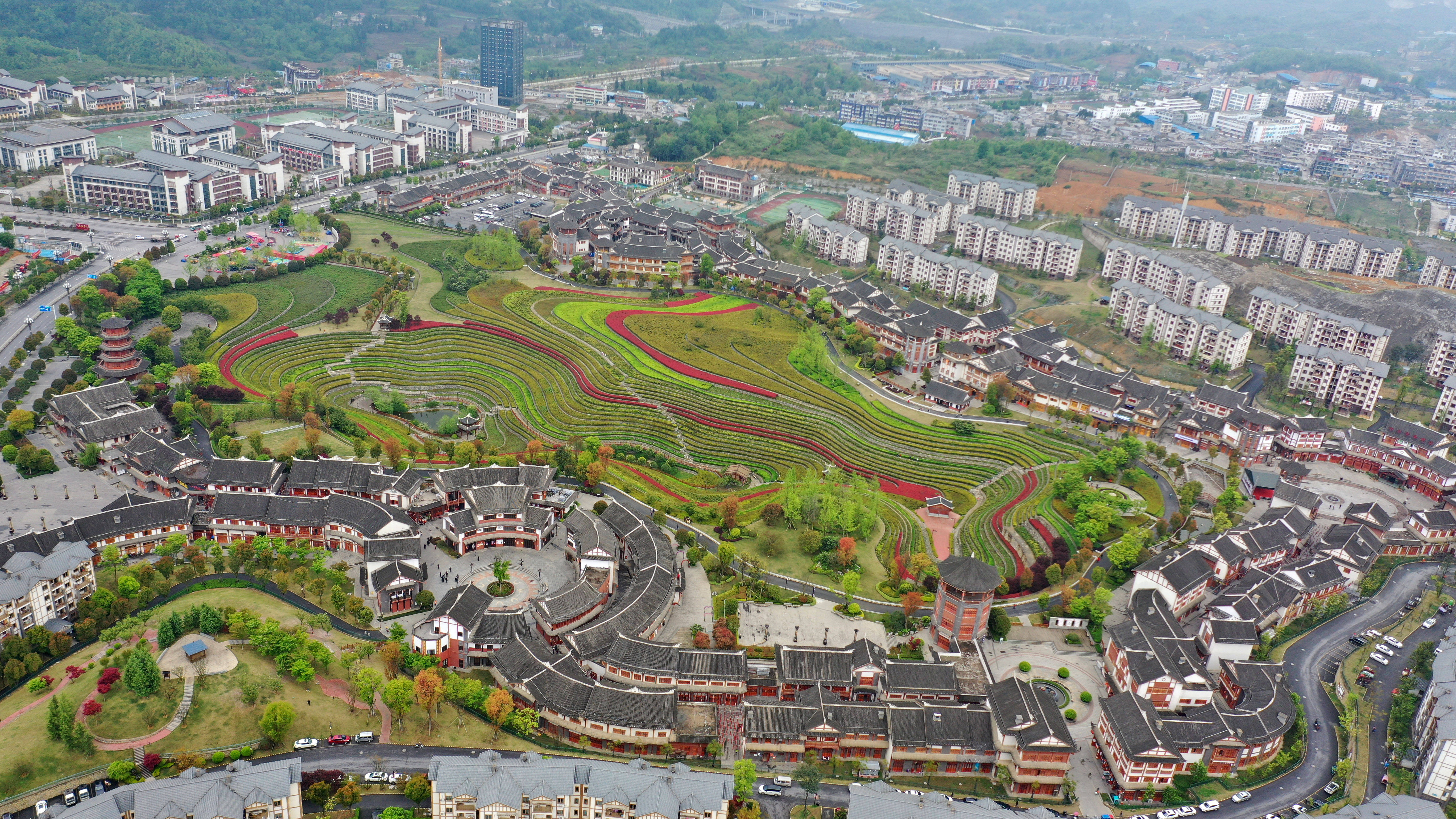 4月14日拍摄的贵州省毕节市大方县国家4a级景区——奢香古镇梯田(无人