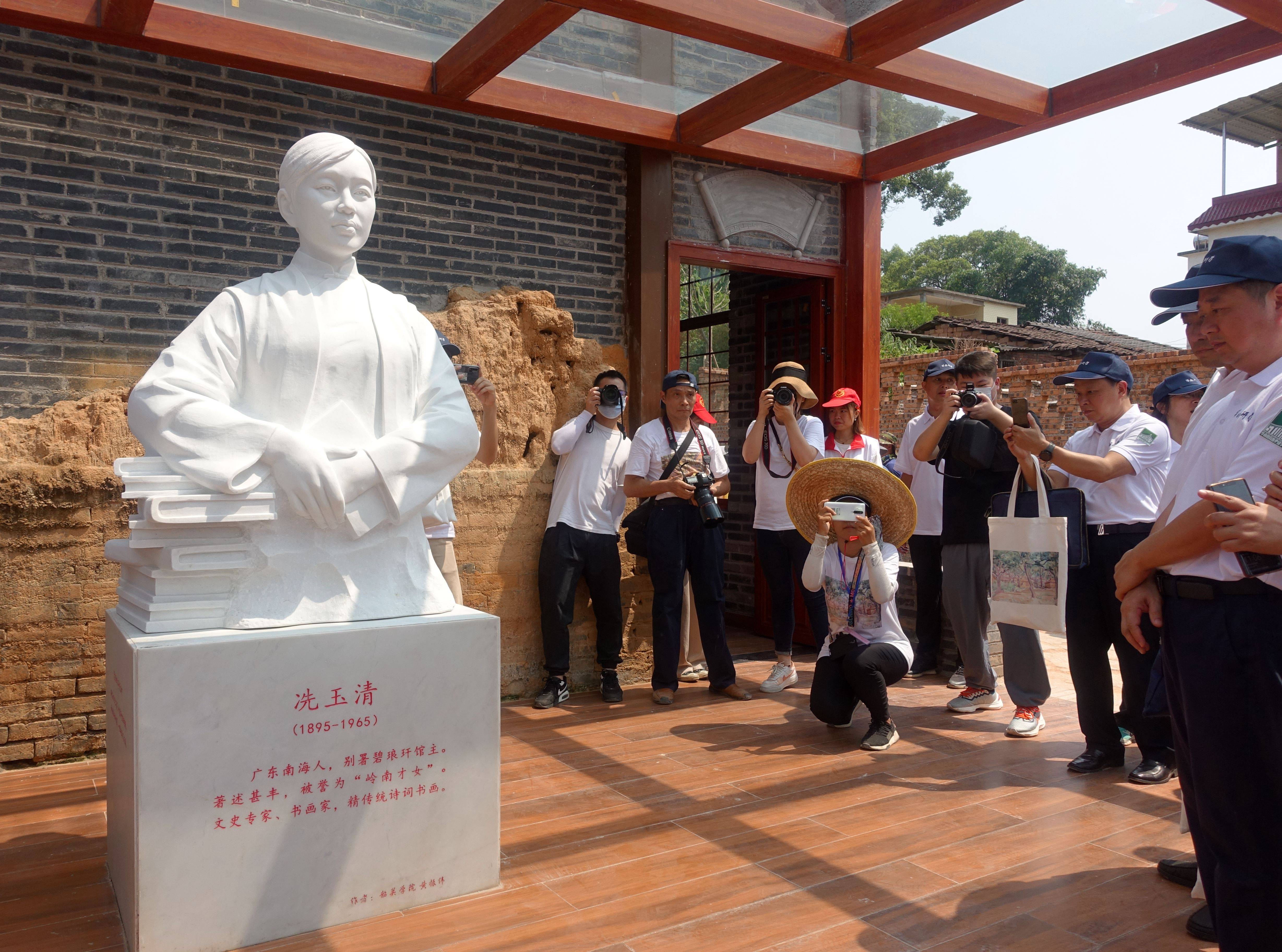 韶关大村村内的冼玉清雕像许建梅摄据了解,目前韶关正按照"全力筑牢