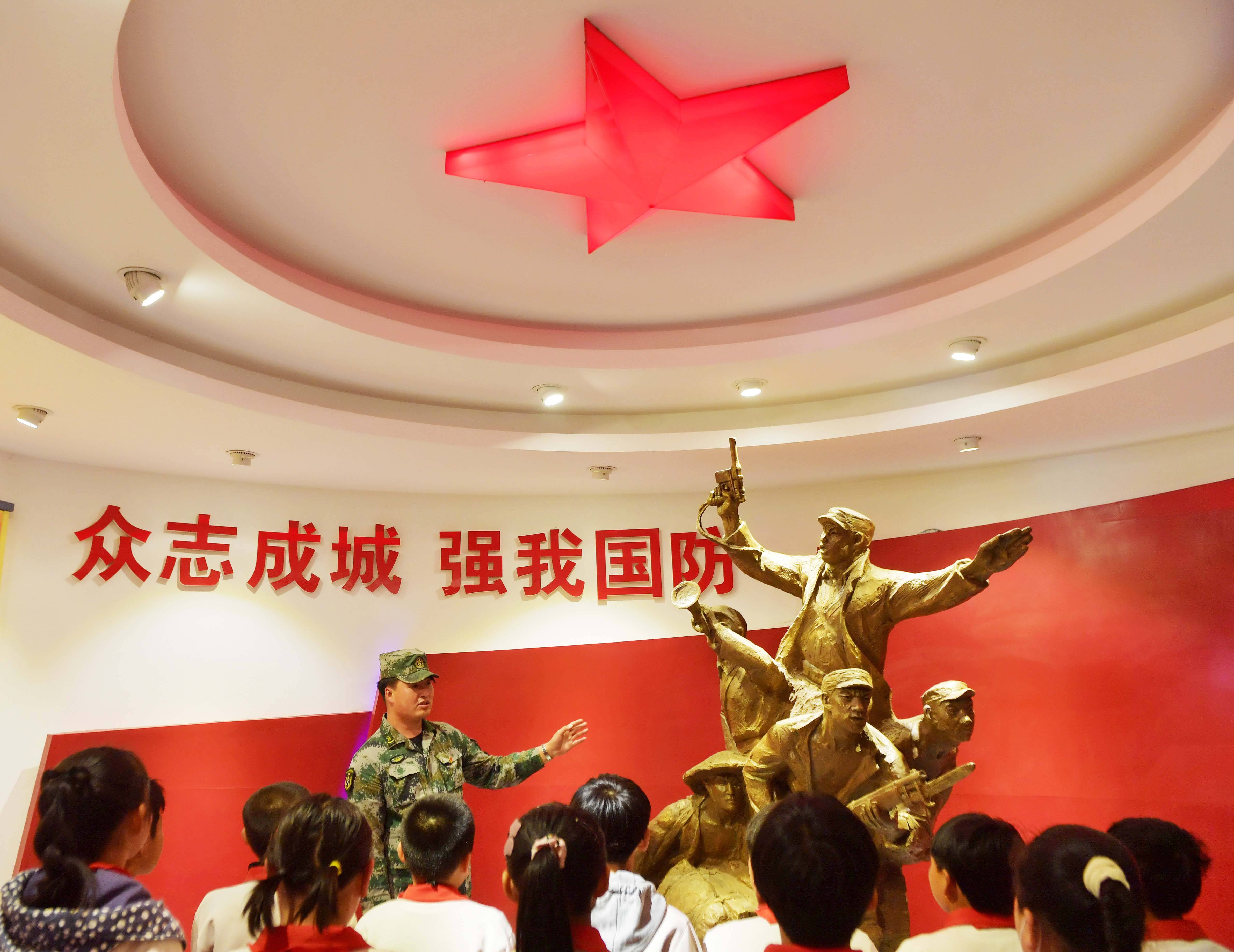 来到河北省国防教育基地万宝沟军事乐园,参观国防教育展馆和高射炮