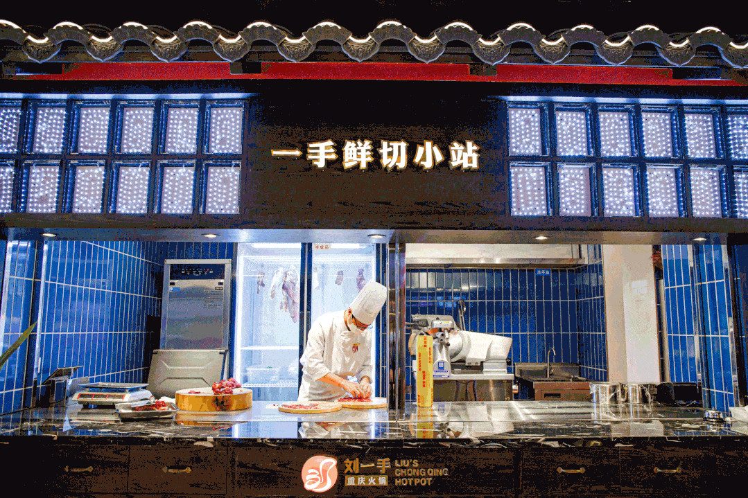 还有 一手甜饮小站,一手小食站,一手鲜切小站等开放式厨房的档口,制作