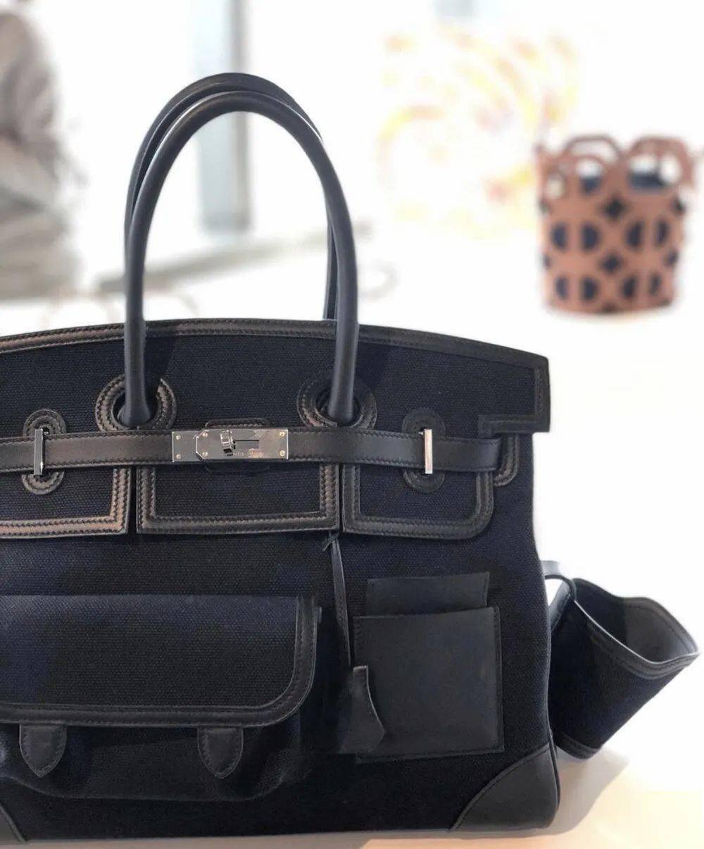 2021春夏的新款birkin cargo使用海军蓝的帆布,拼接黑色的小牛皮,25cm