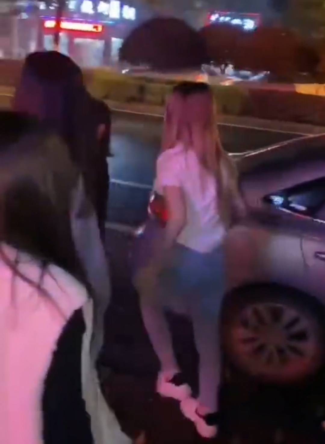 原创平江一花臂少女带领多名社会少女在街头围殴一女孩,气焰极其嚣张