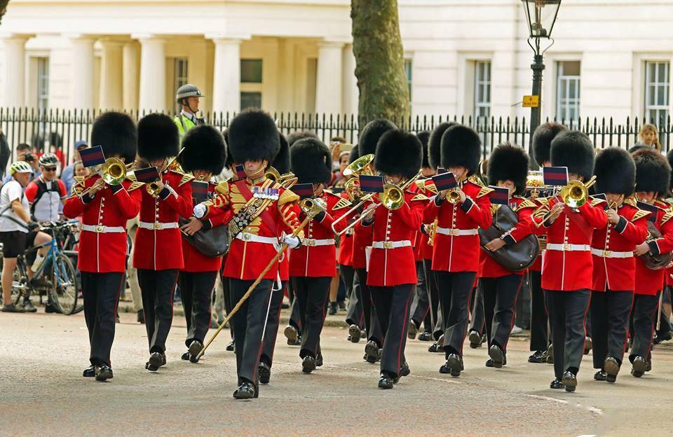 军装中的贵族:英国皇家卫队的红色制服,一件上衣就要五百英镑