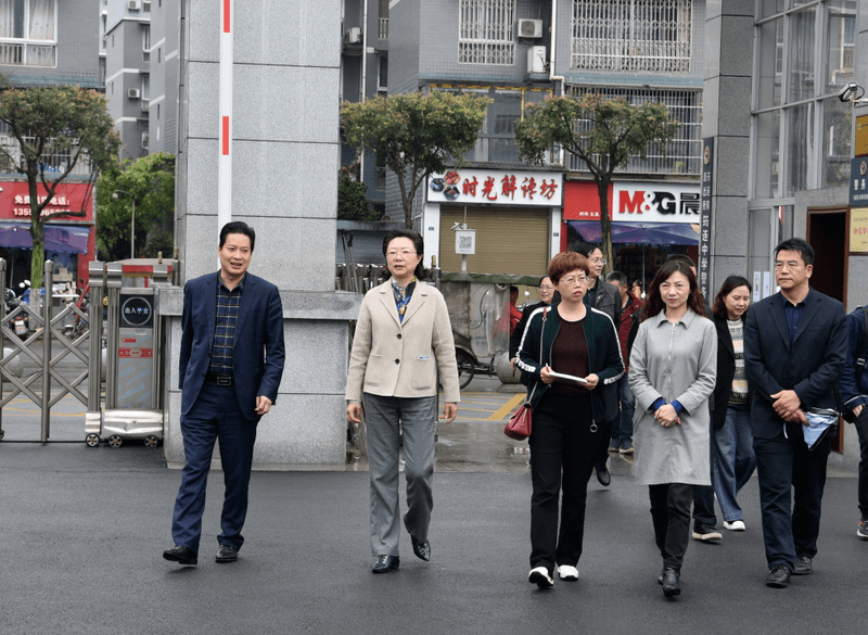 市人大常委会副主任余继红一行到筠连县中学调研
