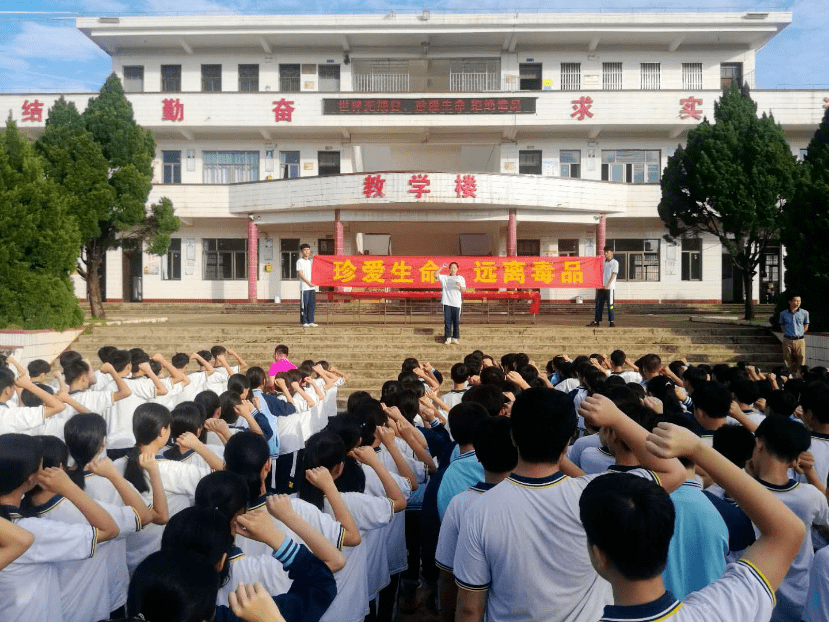 文昌市华侨中学 通过开展一系列丰富多彩的毒品宣传教育活动,学校