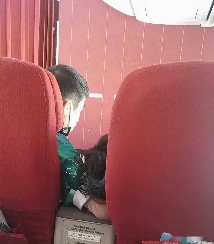 当街搂腰摸头杀,闺蜜成男友了?