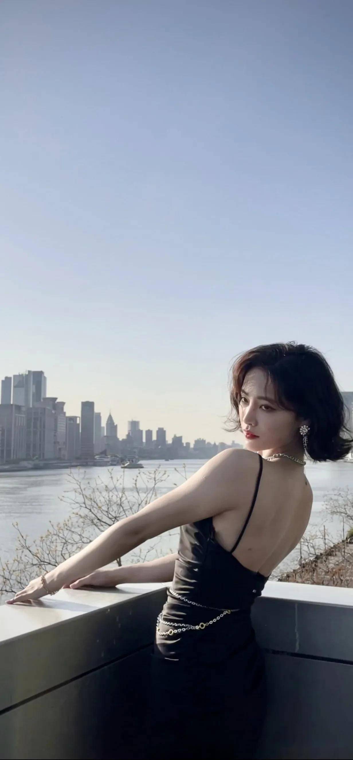 性感吊带香肩锁骨,经典黑色十足的妩媚诱惑