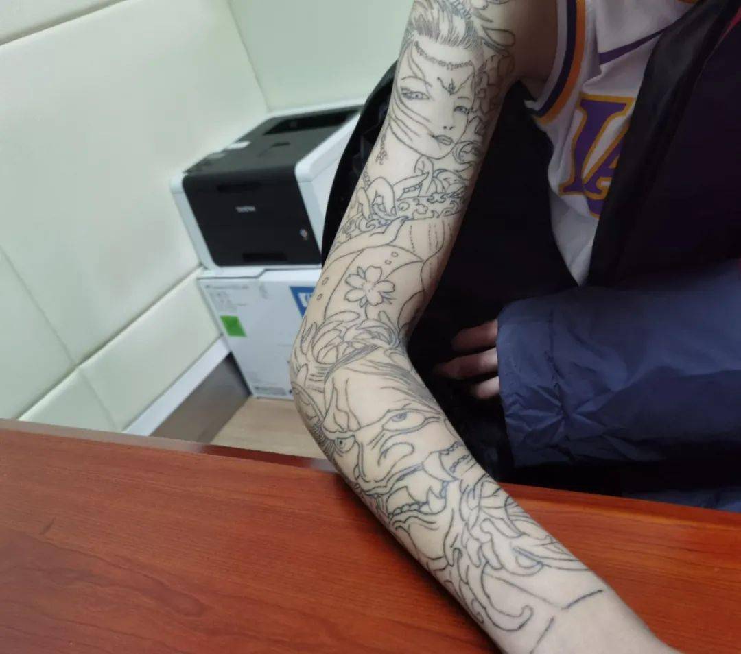 微普法 | 为少年文身,商家应该担责吗?_未成年人