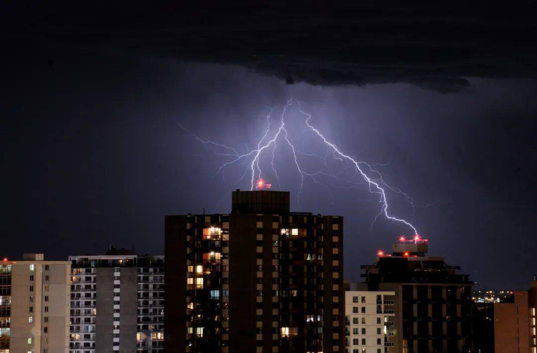 闪电大风暴雨本周天气很雷人气温却