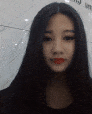 搞笑gif:妹子头发下的神秘,等着你揭开