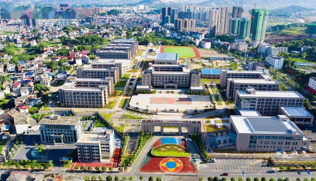 "上栗中学副校长余忠良介绍,现代设施一应俱全的上栗中学胜利校区,从