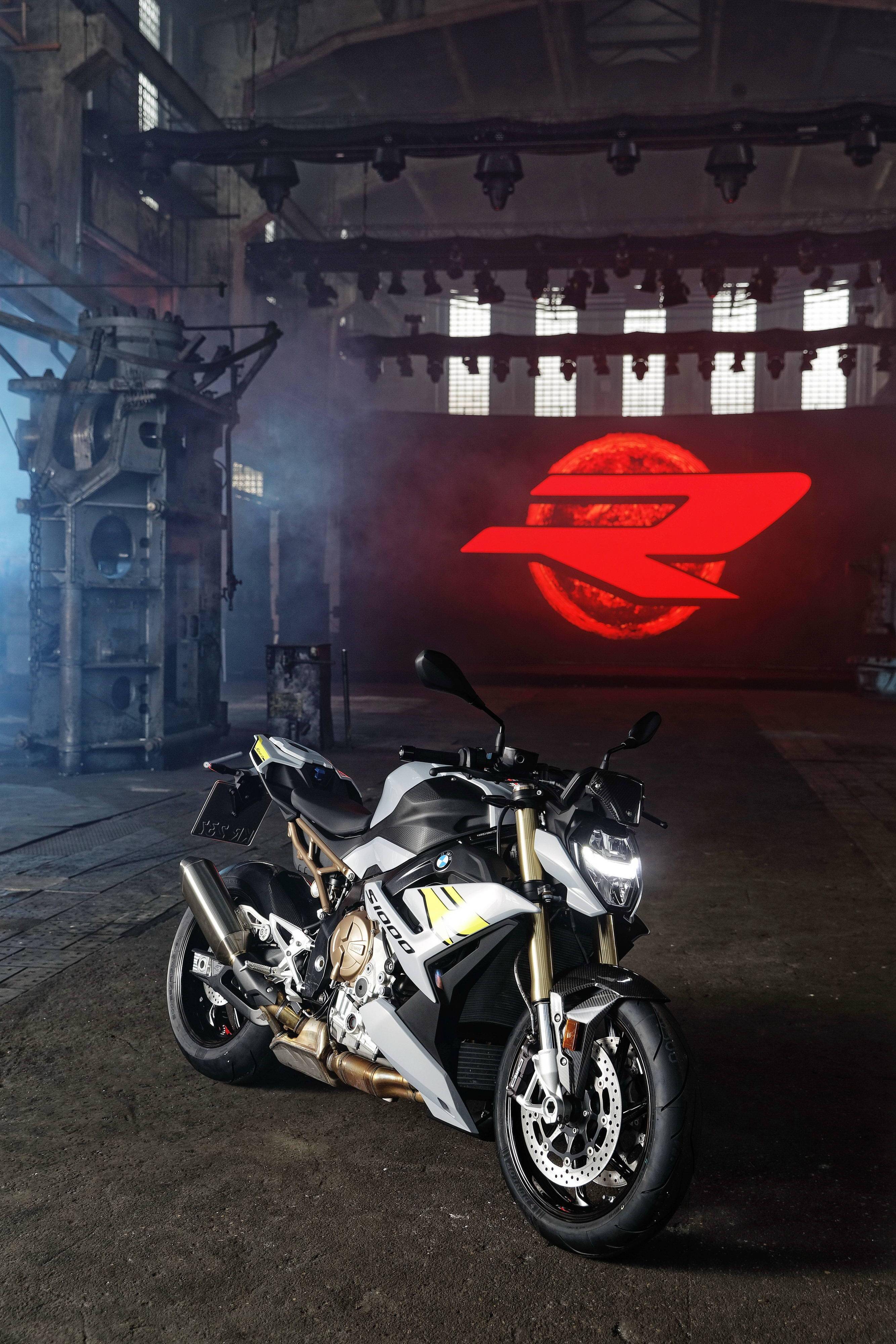 宝马新一代运动街车 2021 s1000r:户外特写