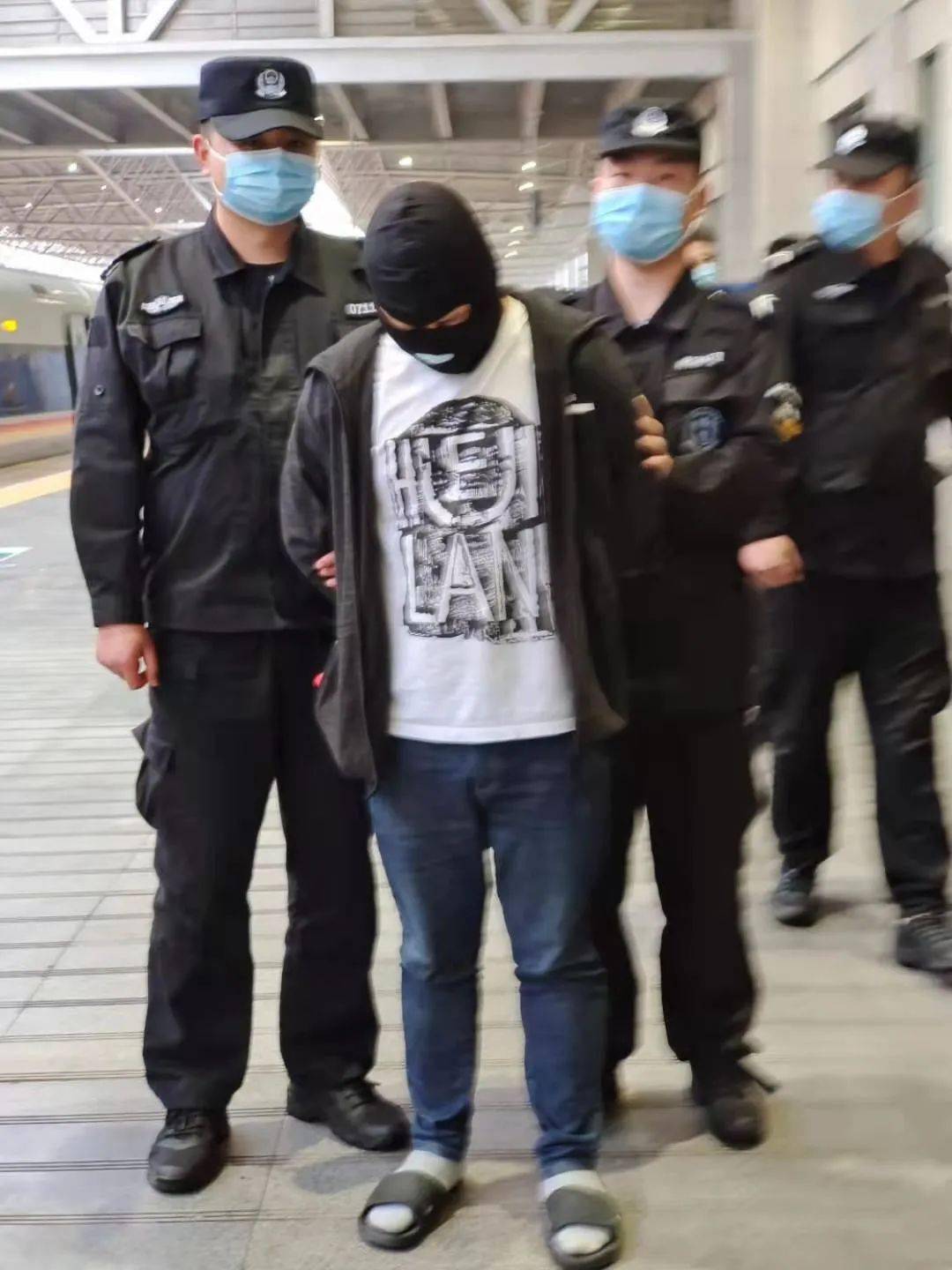 震撼视频岳阳警方押回45名犯罪嫌疑人