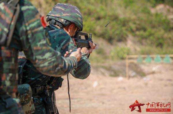 千锤百炼!带你看武警兵哥哥的野外驻训