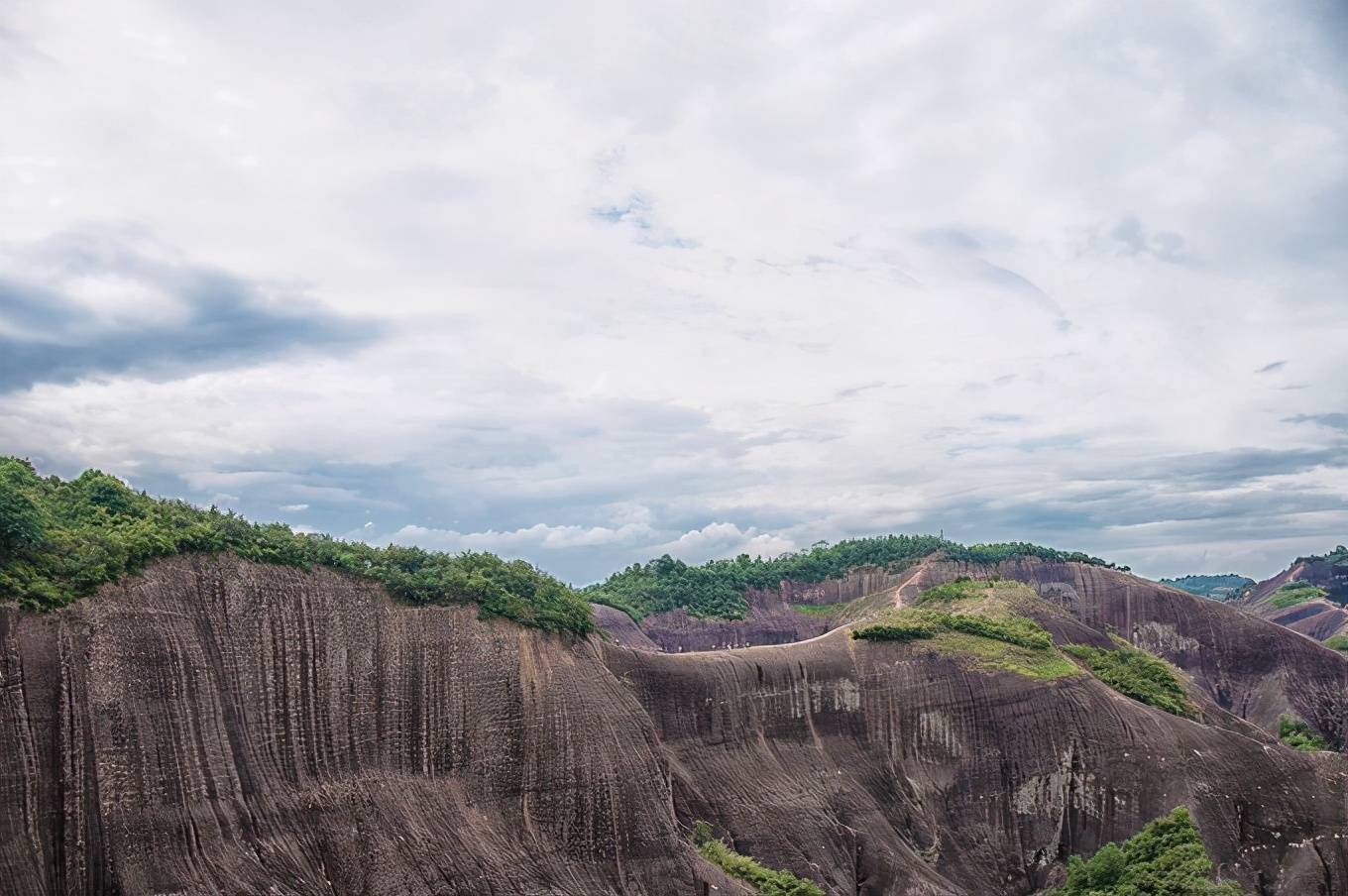 高椅岭景区,丹霞地貌处女地,红岩遍地,绿水潺潺,美得令人称奇