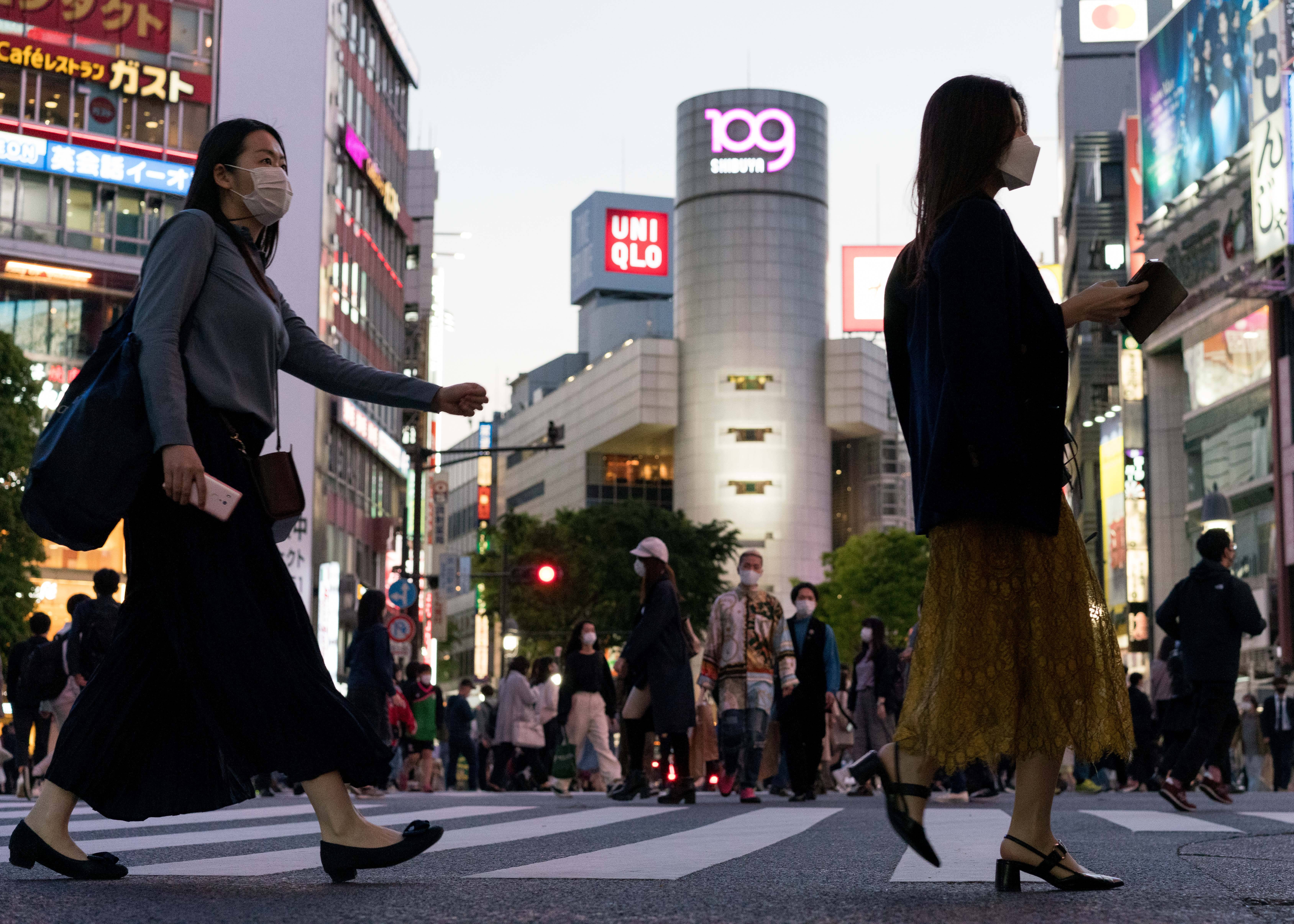 4月23日,人们佩戴口罩走在日本东京涩谷街头.